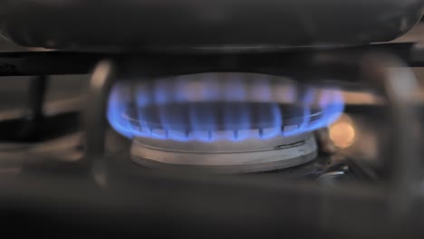el fuego de la cocina de cerca.