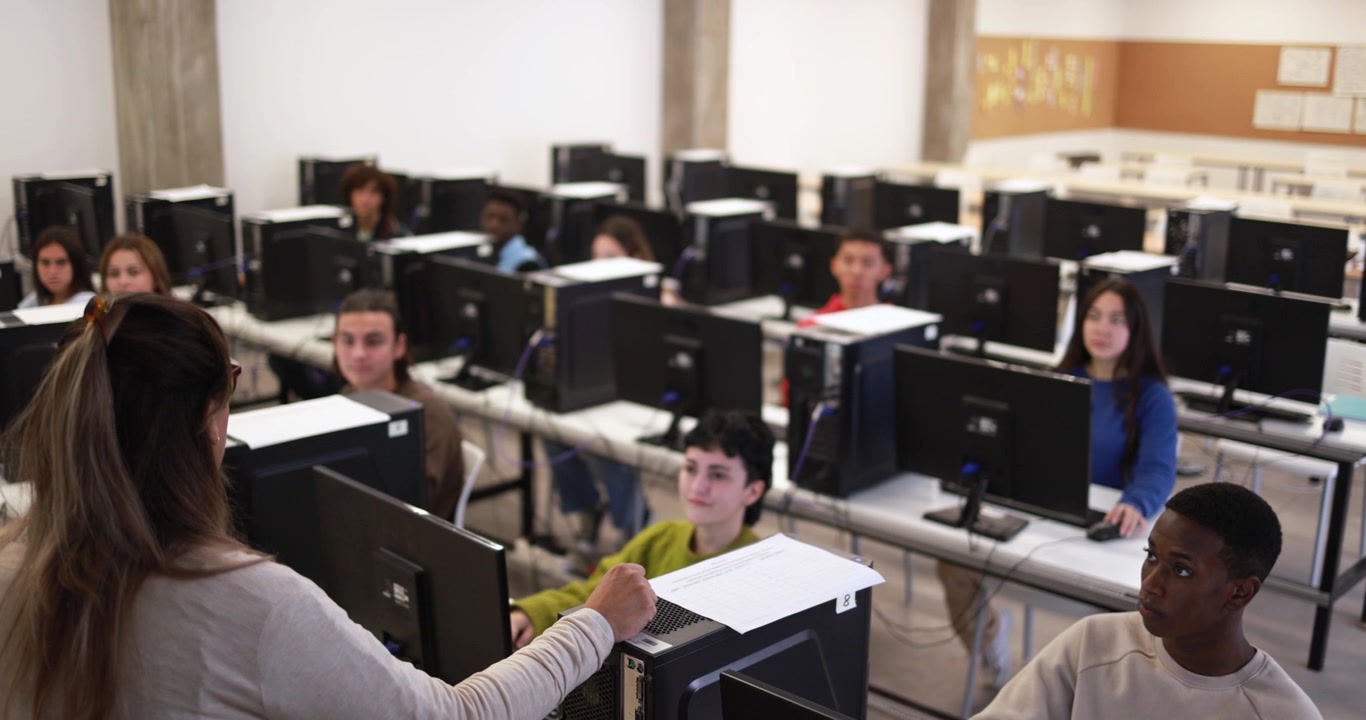 Insegnante che istruisce studenti in un'aula informatica