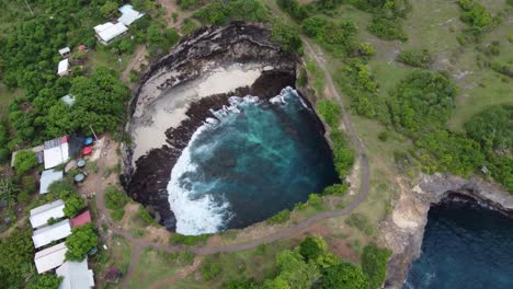 Luftaufnahmen-Zeigen-Den-Standort-Eines-Kaputten-Strandes-Auf-Der-Insel-Nusa-Penida