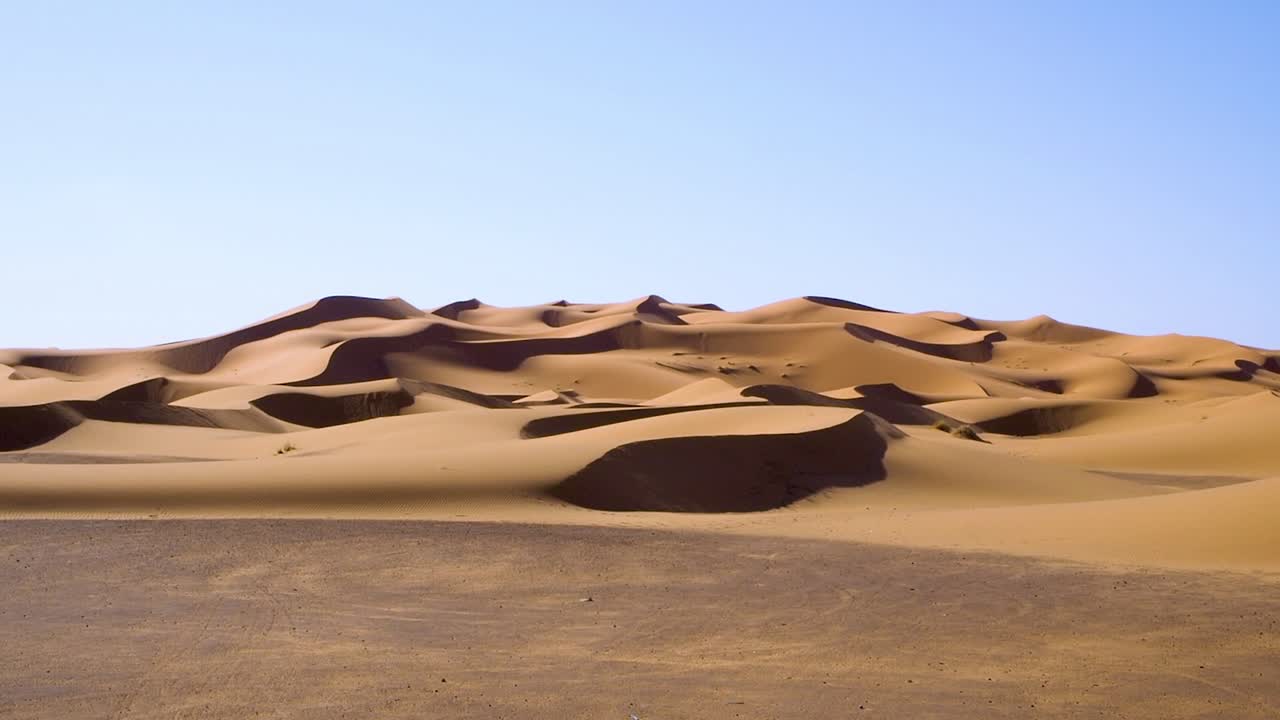 las altas dunas de arena del sahara en merzouga, erg chebbi, marruecos
