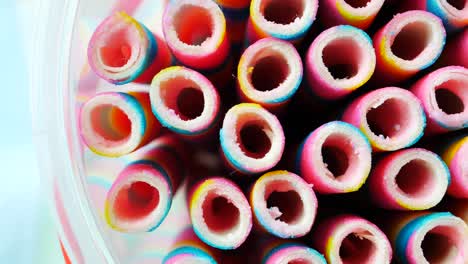 tubos de caramelo de rayas de colores