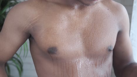 el pecho de un hombre sudoroso