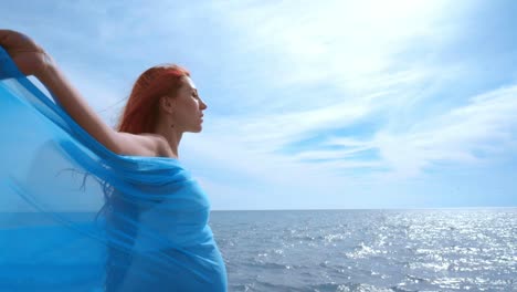 mujer romántica disfrutando del embarazo. mujer embarazada en el fondo del cielo