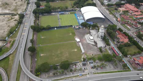 Toma-Panorámica-Orbital-Con-Cambio-Lento-Hacia-Arriba-Para-Revelar-El-Atasco-Besar-Dataran-Y-La-Instalación-Deportiva-En-Johor-Bahru,-Malasia