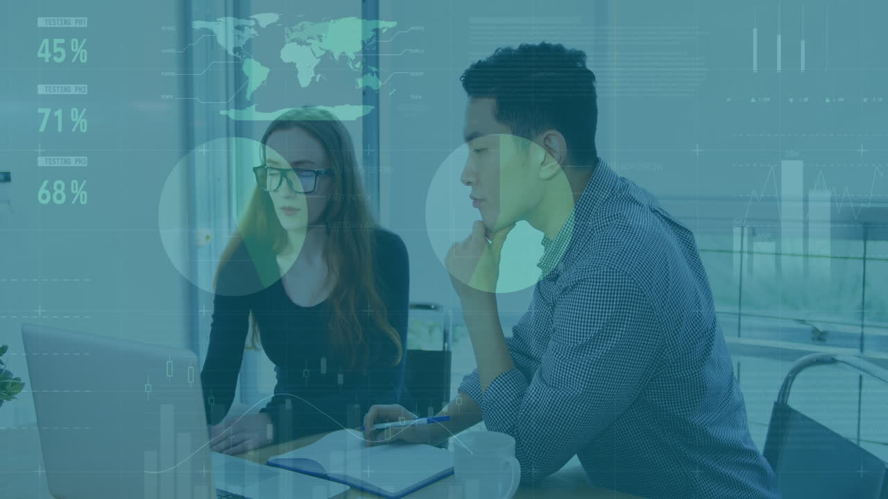 사무실에서 노트북으로 토론하는 다양한 남성과 여성에 대한 통계 데이터 처리 애니메이션