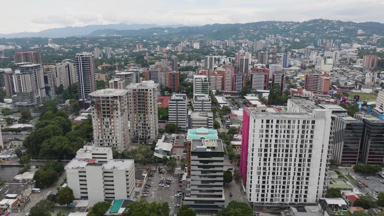 Veduta aerea di moderni grattacieli e strade urbane nella nuvolosa Città del Guatemala.