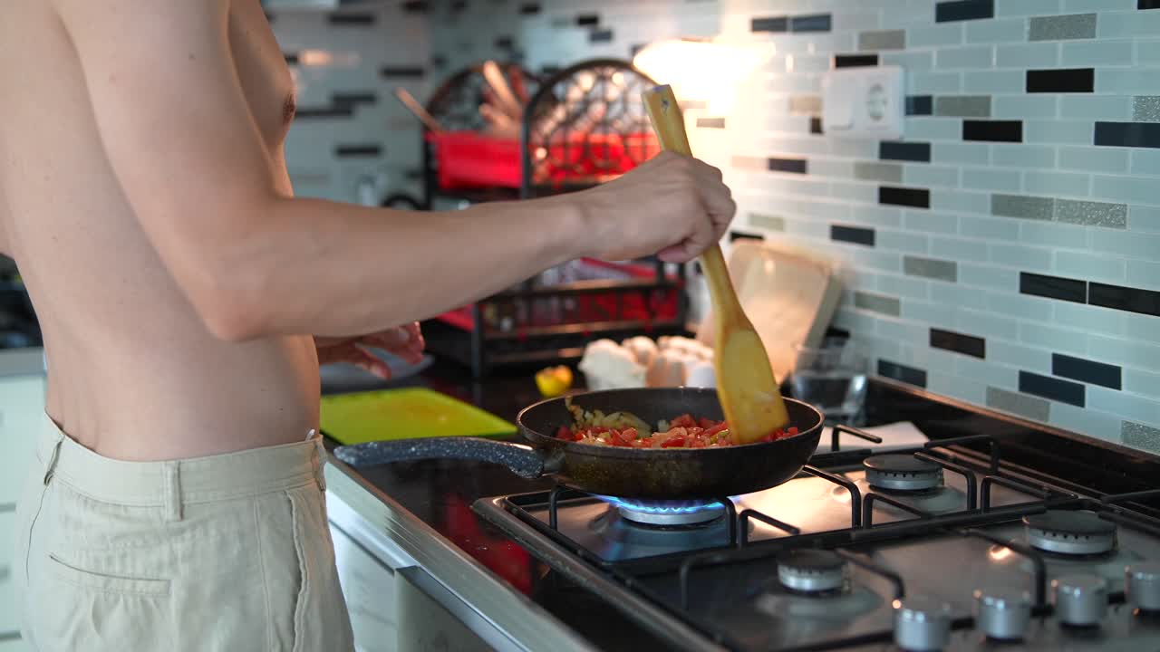 persona cocinando verduras en la cocina