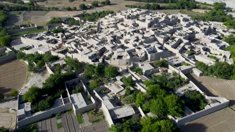 uma vista de pássaro de casas lamacentas