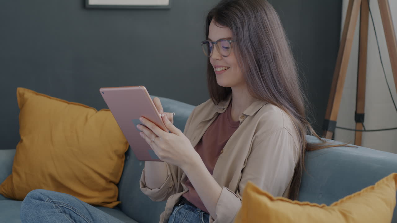 mujer usando una tableta digital