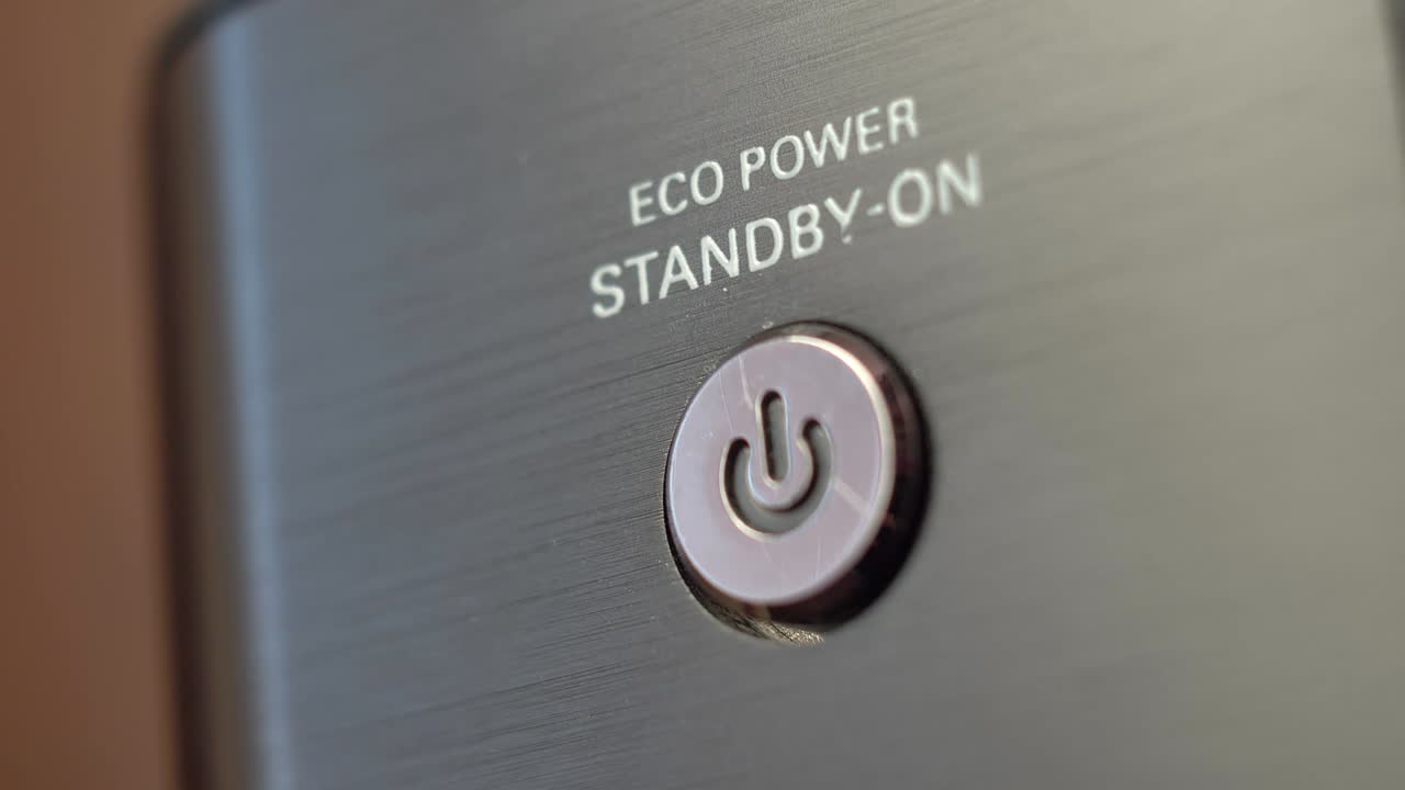 presionando el botón de encendido en espera de primer plano