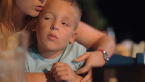niño en los abrazos de la amada madre