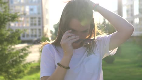 mujer joven con gafas de sol al aire libre