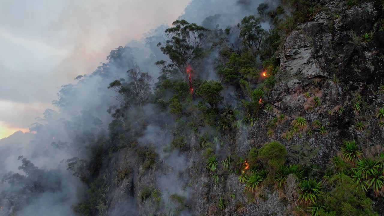 Incendio boschivo che divampa nella Currumbin Valley, Queensland, Australia.