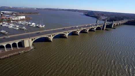 amplia toma volando sobre el histórico puente hanover st en baltimore en un día ventoso sobre el río de la rama media