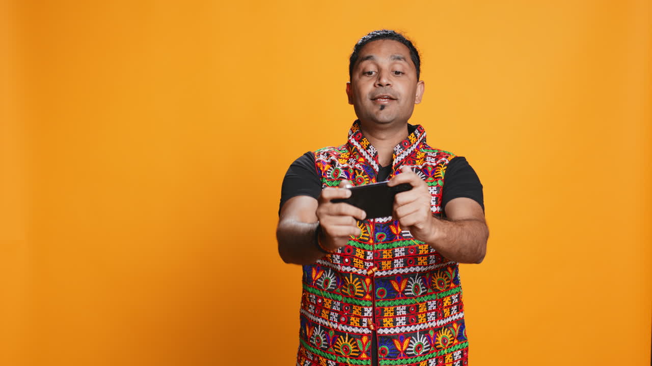 휴대전화에서 게임을 즐기는 게이머, 적을 물리치는 재미, 스튜디오 배경