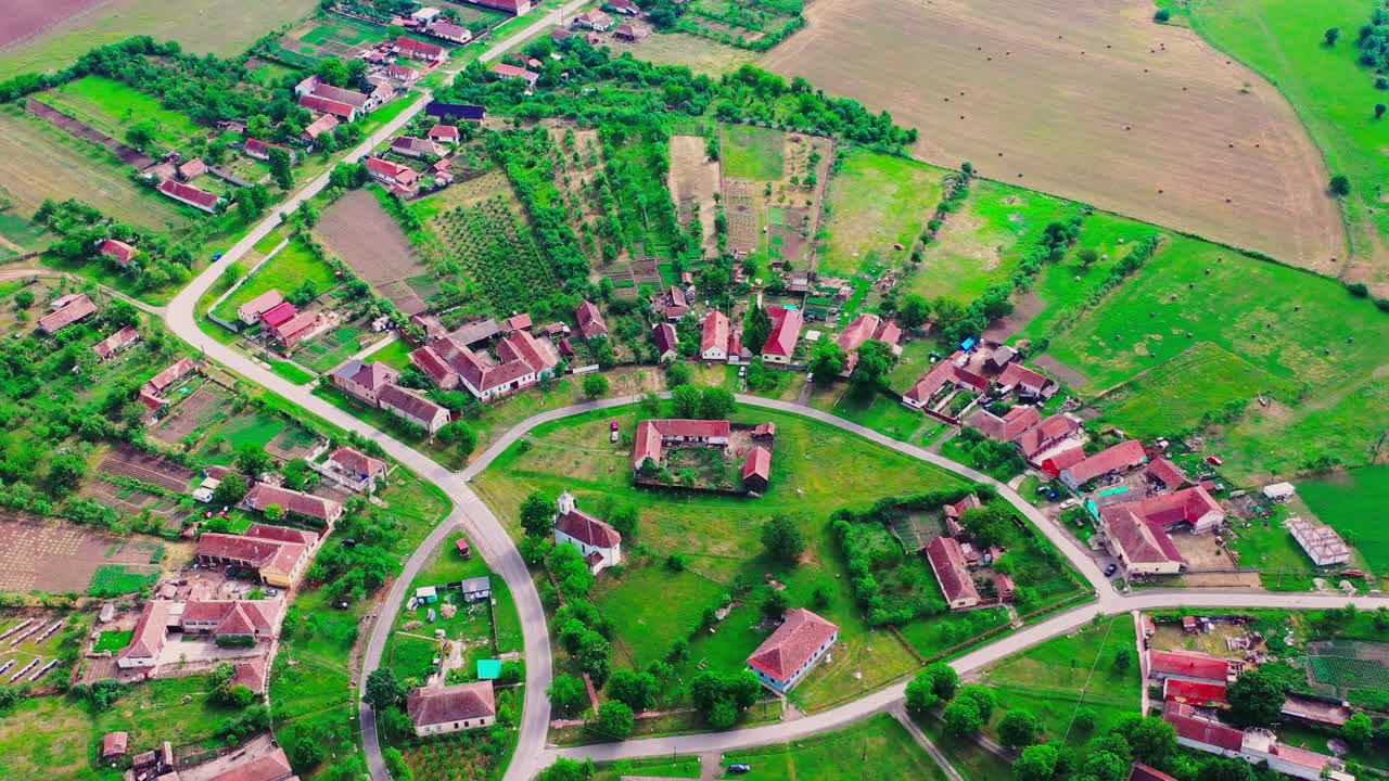 charlottenburg, rumania - vista aérea del pueblo del círculo en el banato