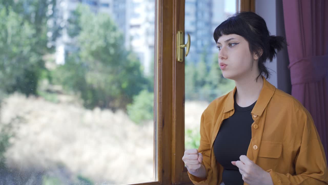 자기 동기부여하는 젊은 여성.