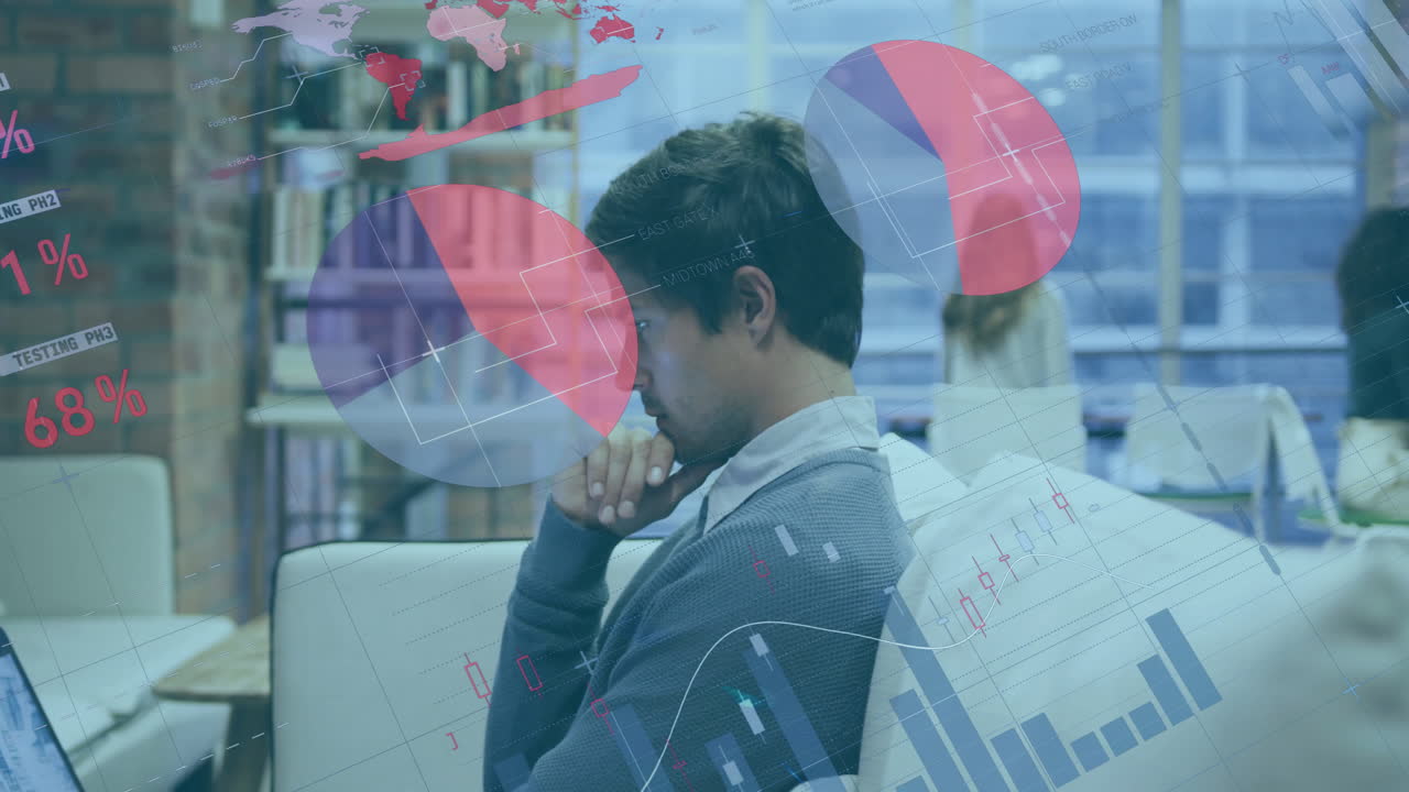 노트북을 사용하는 카우카시안 캐주얼 사업가에 대한 데이터 처리 그래프와 차트의 애니메이션