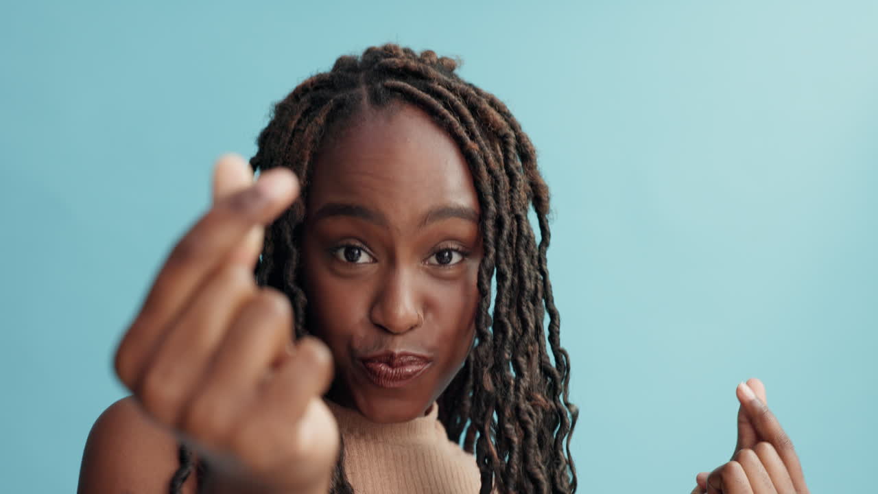 mujer feliz con dreadlocks