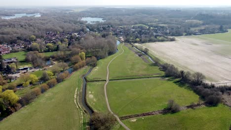 Volando-Hacia-Atrás-Sobre-Los-Pastos-Verdes-Y-El-Río-Great-Stour-En-Fordwich,-Inglaterra