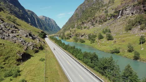 una carretera filmada desde arriba en noruega