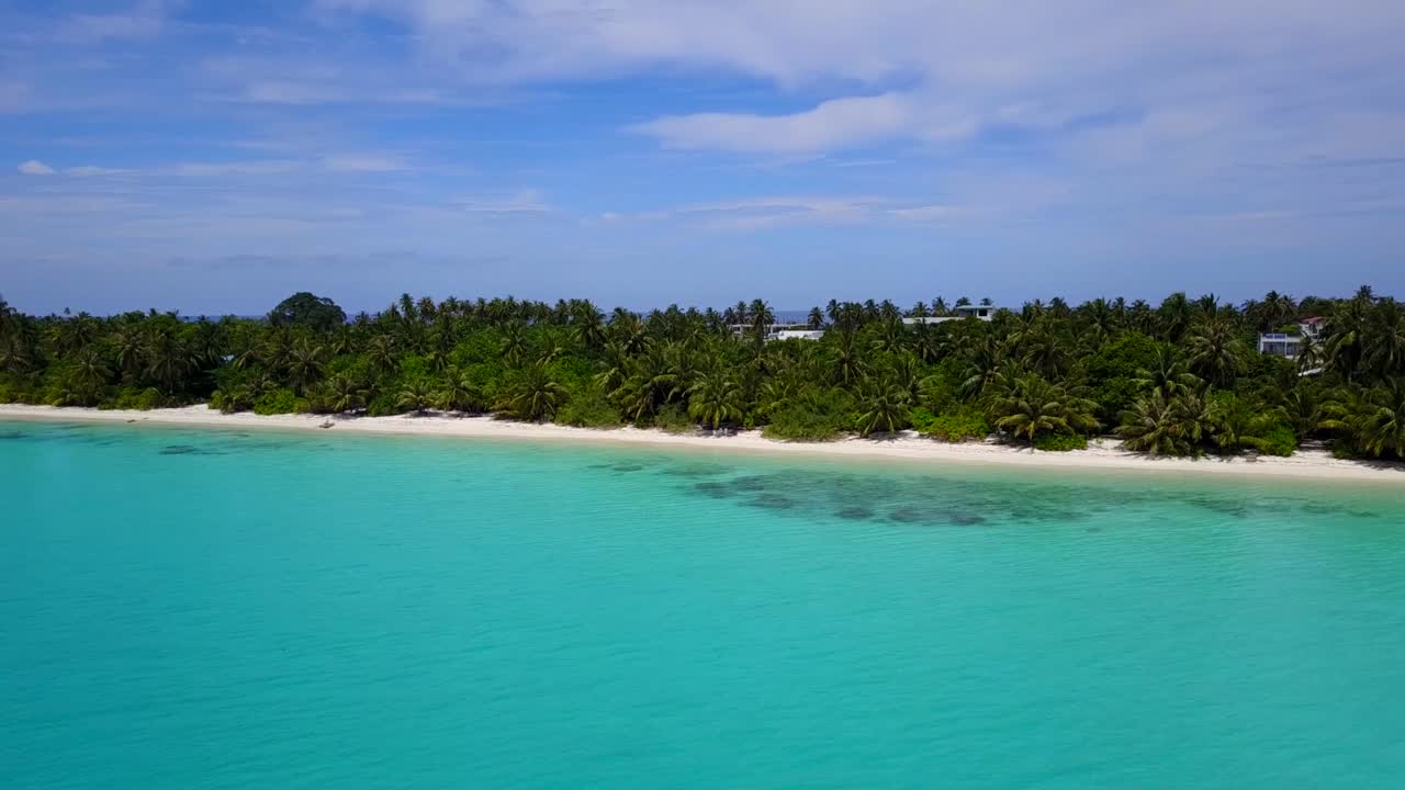 Vista aerea di onde marine, palme verdi su una spiaggia sabbiosa al tramonto. Paesaggio tropicale con palme, persone, ombrelloni, sabbia, acqua blu. Veduta aerea. Relax su una spiaggia marina deserta. Viaggio verso la spiaggia paradisiaca. La Repubblica Dominicana
