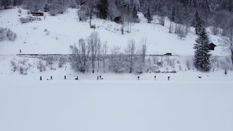 Empujando-A-La-Gente-Caminando-Alrededor-De-Un-Lago-En-Los-Alpes-Franceses