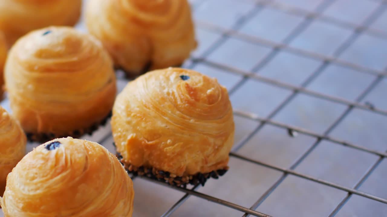 긴 중국 페이스트리 (fried chinese pastry) 를 위한 푸프 페이스터리 (puff pastry) 를 준비합니다.