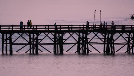 Die-Mon-brücke-Ist-Eine-Alte-Holzbrücke-In-Sangkla,-Thailand