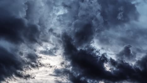 los cúmulos eran gruesos y se movían con tormentas eléctricas en ellos