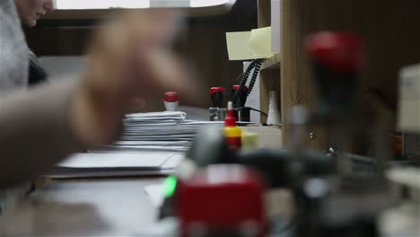 trabajador de oficina escaneando un código de barras