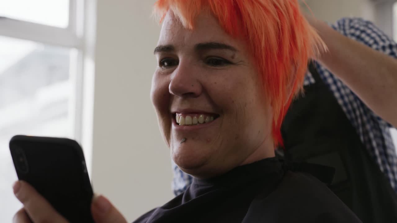 전면 뷰 행복 한 여자 는 휴대폰 을 보고 있다