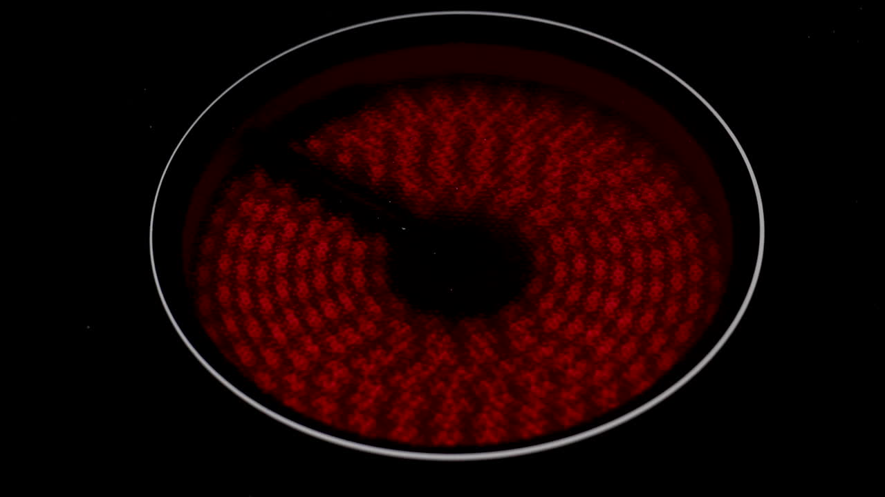 una toma de una placa o estufa eléctrica calentándose y poniéndose roja