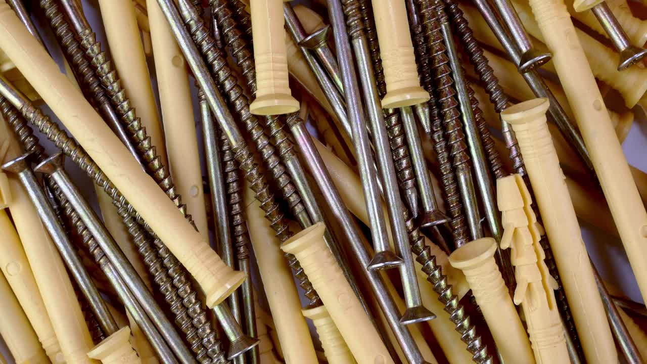 un montón de tornillos de construcción con clavijas de plástico para que el accesorio gire en el sentido de las agujas del reloj.