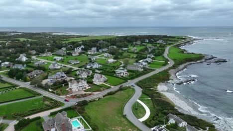 Casas-Club-De-Campo-De-Newport,-Rhode-Island-Cerca-De-Cliffwalk-Junto-Al-Mar-Frente-Al-Mar