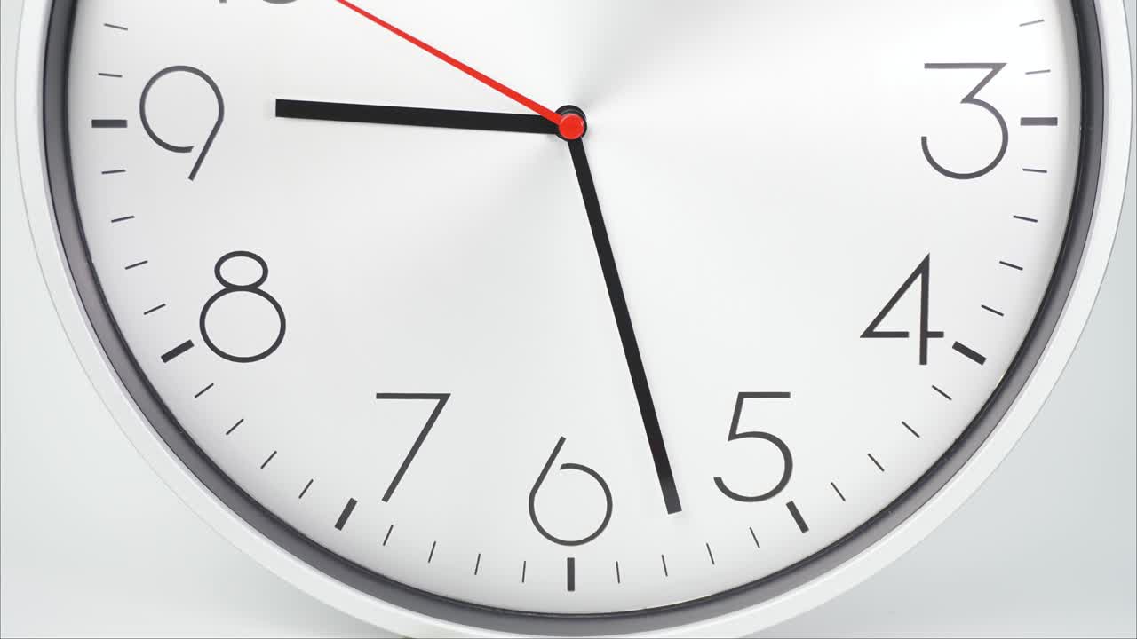 Time lapse, orologio da parete bianco che segna l'ora