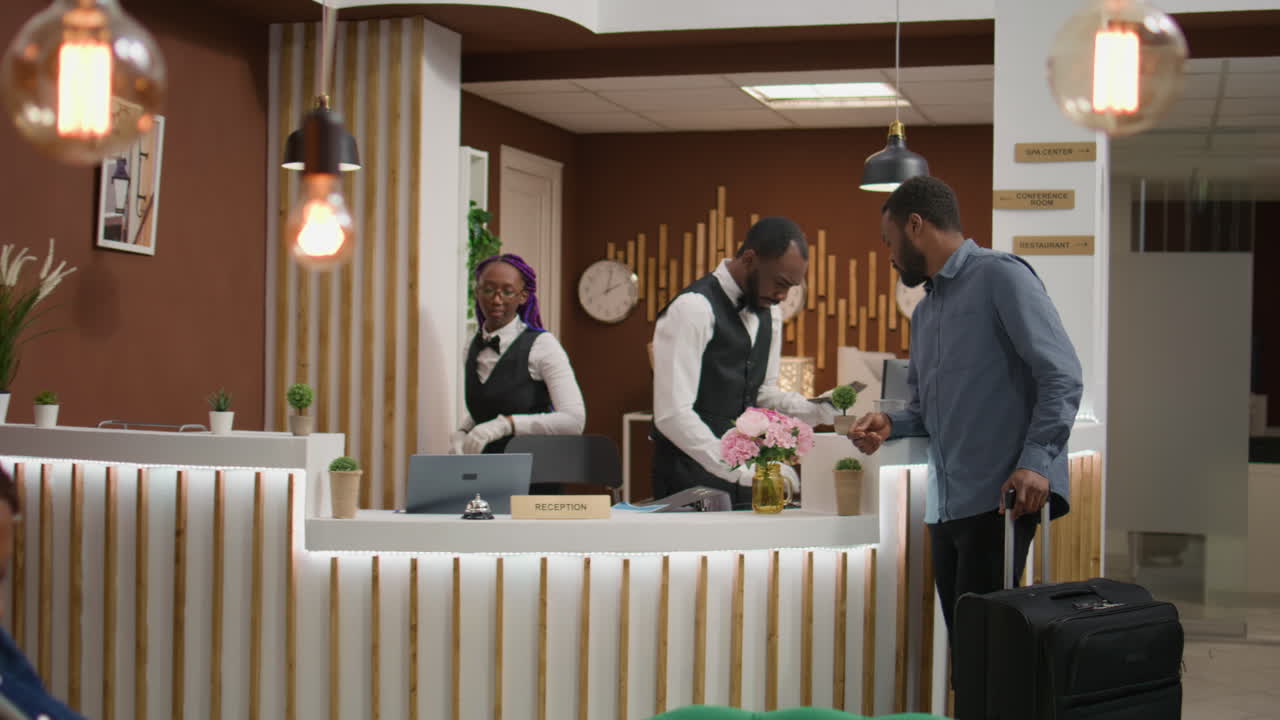 el personal del hotel revisando los papeles de identificación.