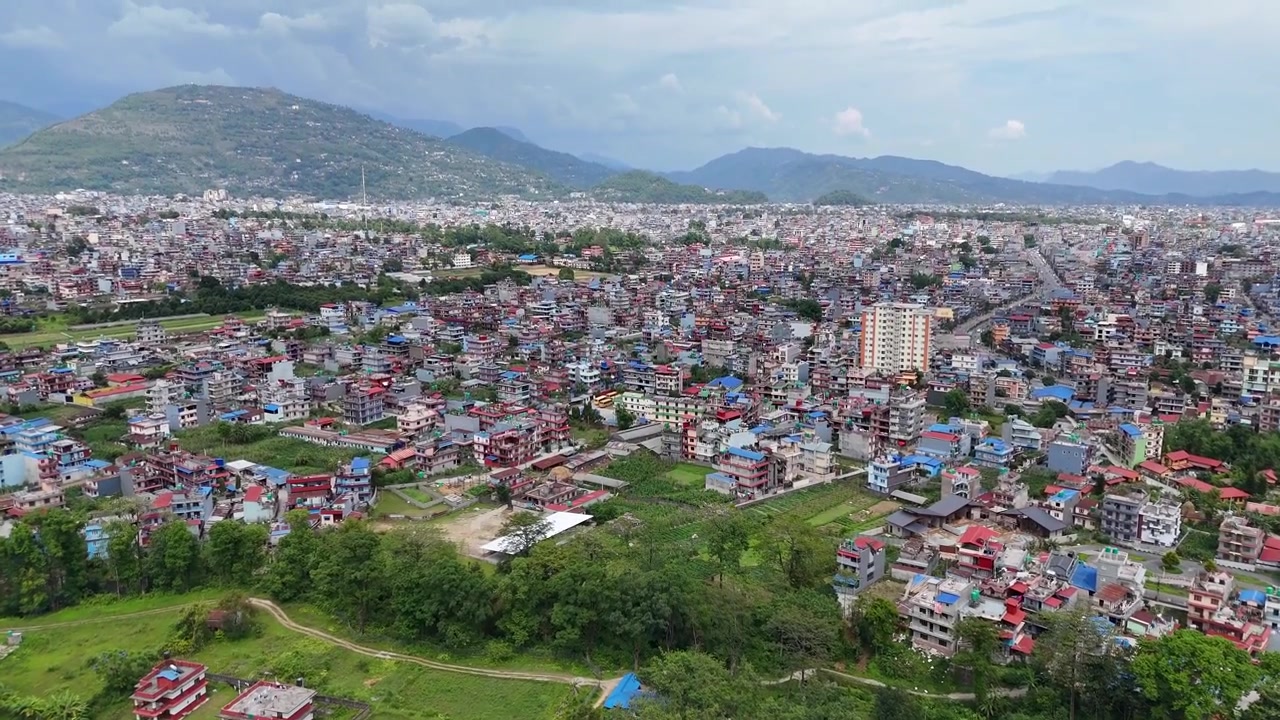Nepal'in Pokhara Şehri Üzerinden Tepeler ve Dağ Manzarası Eşliğinde Drone Görünümü.