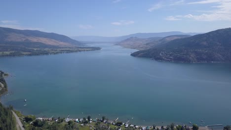 Una-Tranquila-Comunidad-A-Orillas-Del-Lago-En-Una-Calurosa-Tarde-De-Verano