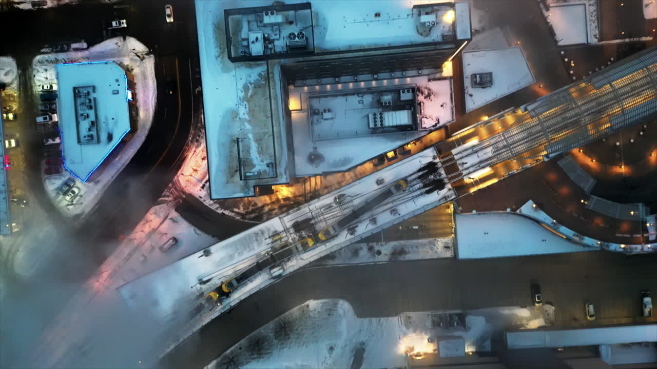 воздушный кинематографический снимок миннеаполиса сквозь облака над метро зимой