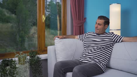 el hombre mirando por la ventana.