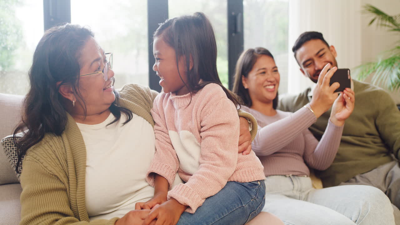 할머니 가 작은 손녀 와 얘기 하고 있다
