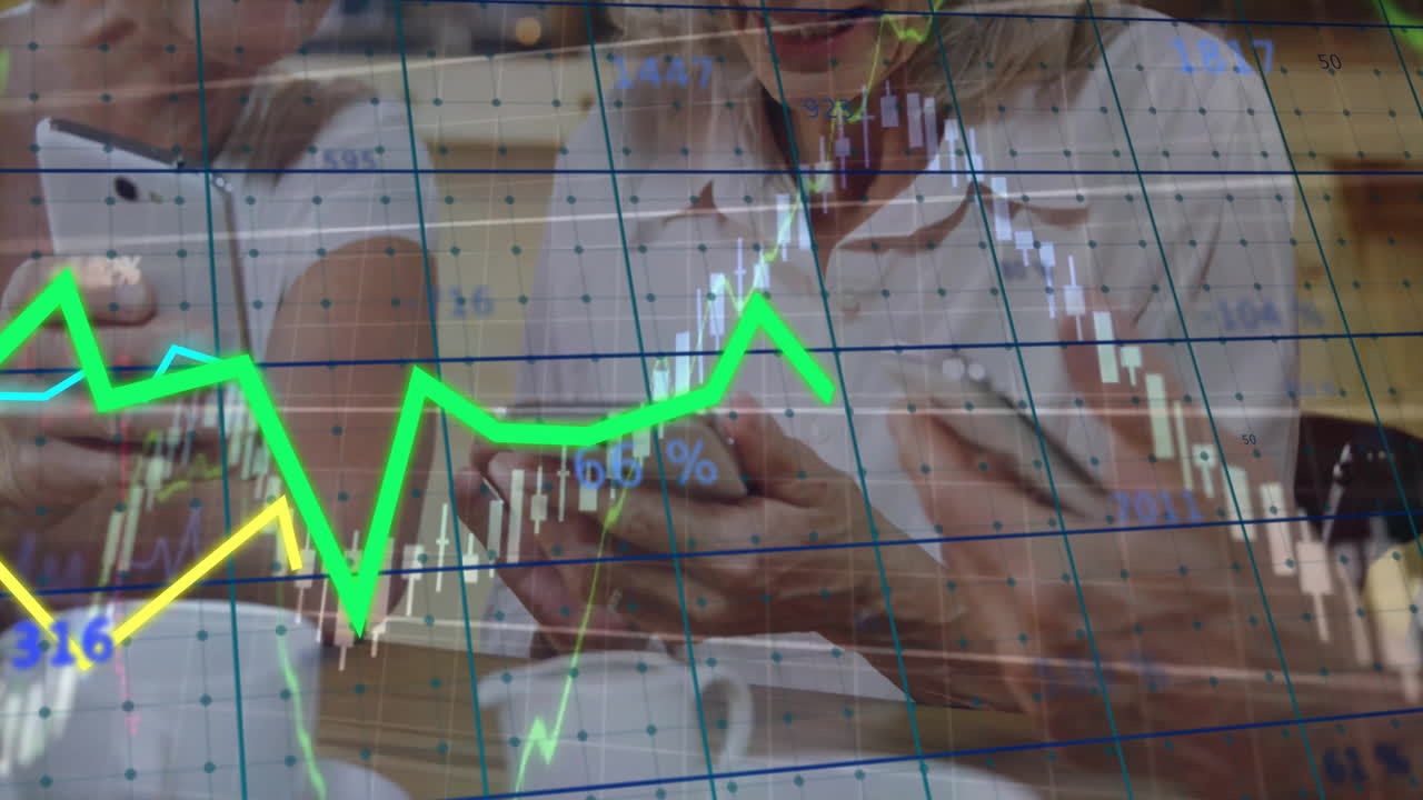 animación de estadísticas y procesamiento de datos financieros sobre diversas personas que utilizan teléfonos inteligentes