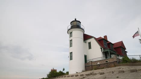 point betsie lighthouse in frankfort, michigan with video panning left to right