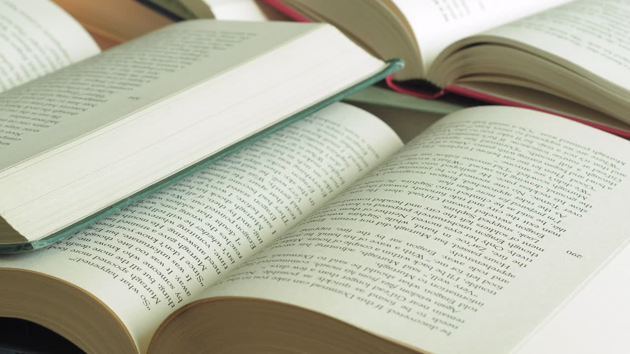 pila de libros abiertos slider shot