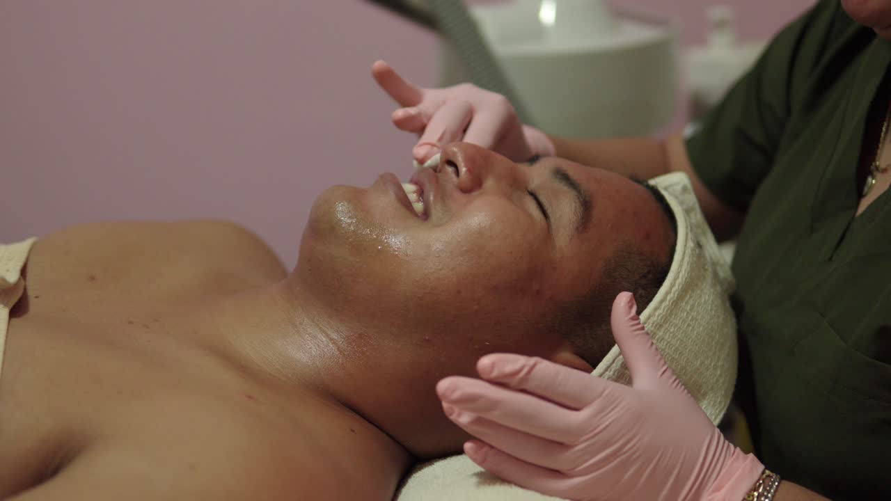 modelo latino mexicano cliente sonrisa felicidad feliz disfrutar del cuidado de la piel facial en spa resort centro de bienestar tratamiento hidratante terapia