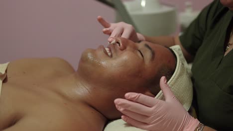 Modelo-Latino-Mexicano-Cliente-Sonrisa-Felicidad-Feliz-Disfrutar-Cuidado-De-La-Piel-Facial-En-Spa-Resort-Centro-De-Bienestar-Tratamiento-Hidratante-Terapia