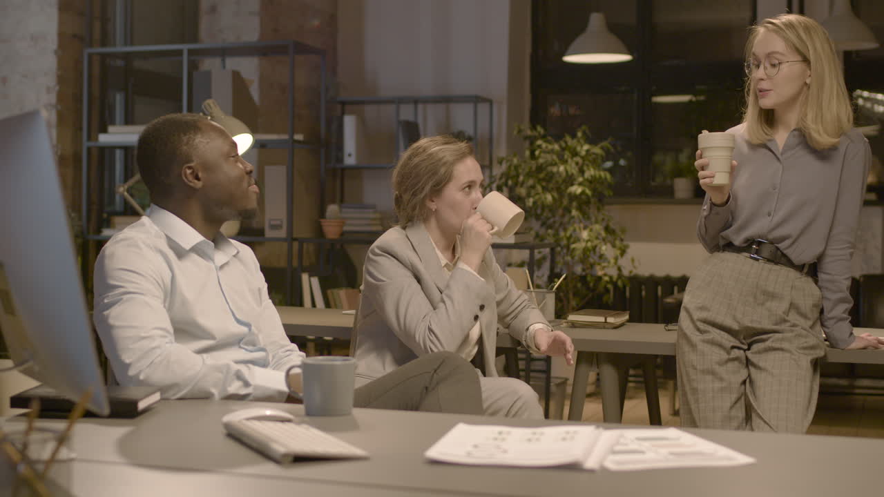 американский мужчина сотрудник и женщины коллеги разговаривают в офисе 1