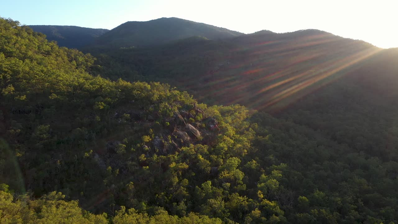 산악 원격 풍경, 퀸즐랜드 팔 루마 범위 국립 공원 일몰 공중