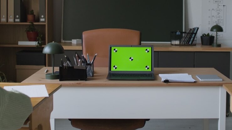 Klasseværelsesscene med elever og bærbar computer